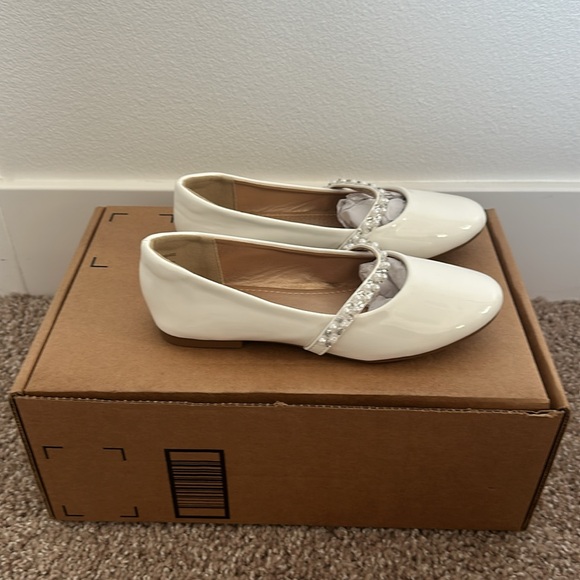 Dream Pairs White Flat Ballerina Shoes with Pearl Straps - Picture 4 of 7